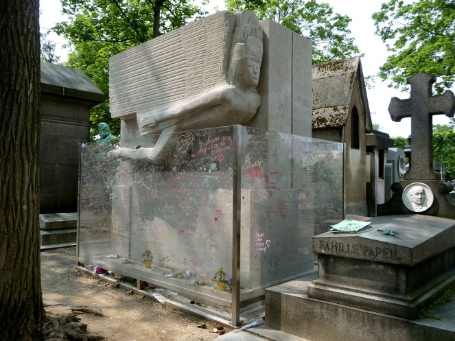 Tomb_of_Oscar_Wilde,_Père_Lachaise_cemetery,_Paris,_France